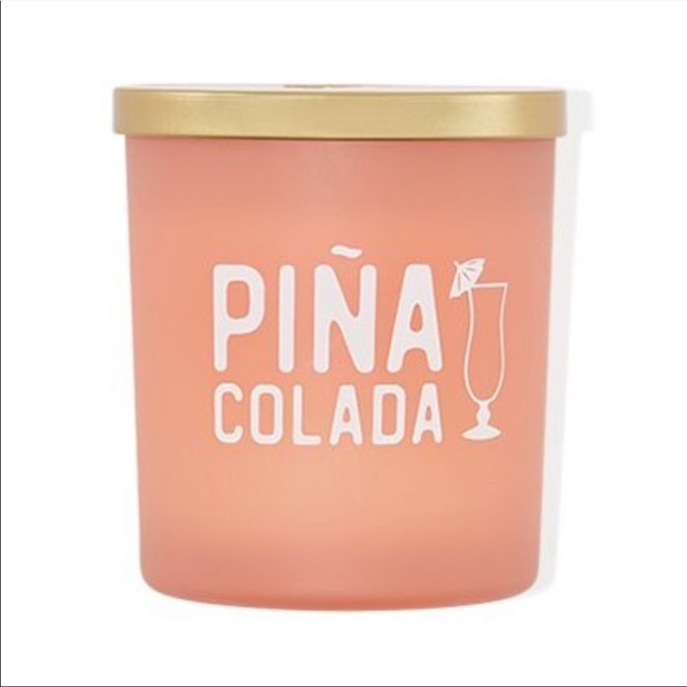 NWT Summer & Rose Soy Blend Candle Piña
Colada. Scent: Essential Oils.